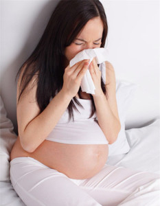 Mang thai bị viêm họng, ho, sổ mũi phải làm sao, có ảnh hưởng đến thai nhi không?